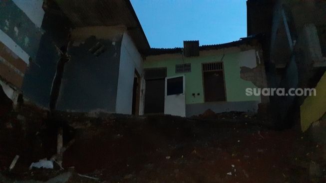 Longsor di Jagakarsa, Satu Rumah Ambles, Satu Lagi Menggantung di Tepi Kali