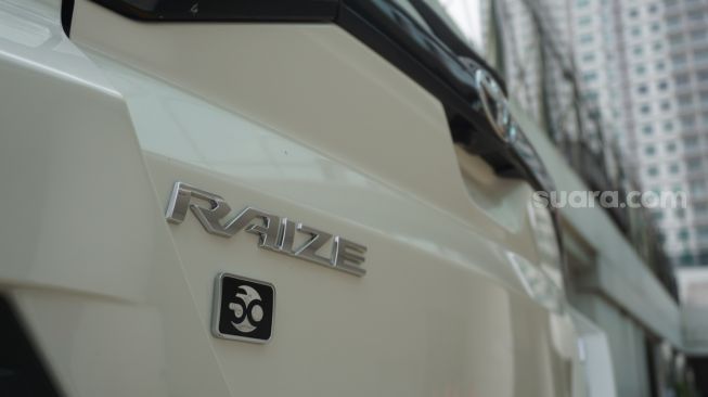 Logo dan emblem Toyota Raize yang seru [Suara.com/Manuel Jeghesta Nainggolan].