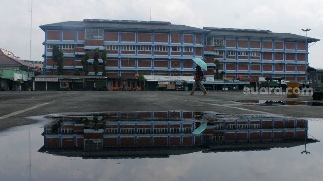 Suasana sepi Terminal Bekasi, Kota Bekasi, Kamis (6/5/2021). [Suara.com/Dian Latifah]