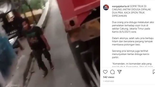 Tangkapan layar video diduga dua pria palak sopir truk dan memecahkan kaca spion di Cakung, Jakarta Timur, Kamis (6/5/2021). [Instagram@wargajakarta.id]