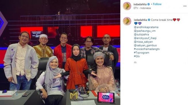 Iis Dahlia foto bersama Nisya Sabyan dkk. (Instagram/@isdadahlia)