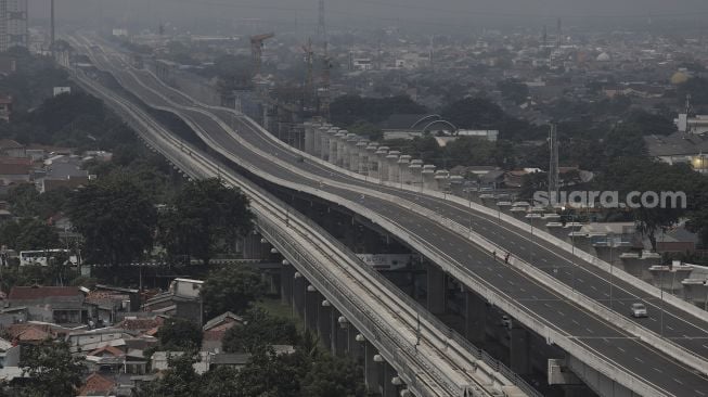 Sejumlah kendaraan melintas menuju arah Jakarta di ruas Tol Layang MBZ (Mohamed Bin Zayed), Bekasi, Jawa Barat, Kamis (6/5/2021). [Suara.com/Angga Budhiyanto]