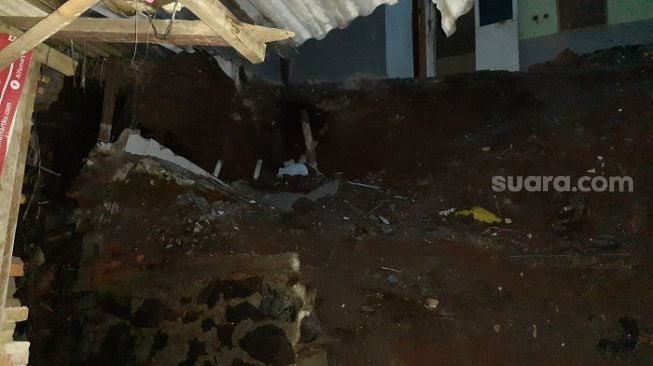 Satu Menggelantung, Begini Detik-detik 2 Rumah Warga di Jagakarsa Longsor