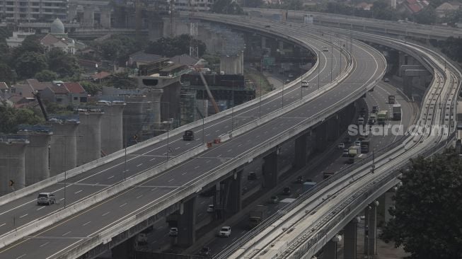 Sejumlah kendaraan melintas menuju arah Jakarta di ruas Tol Layang MBZ (Mohamed Bin Zayed), Bekasi, Jawa Barat, Kamis (6/5/2021). [Suara.com/Angga Budhiyanto]