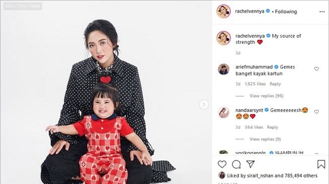 Pemotretan Rachel Vennya bersama anak kedua,Aurorae Chava Al-Hakim. (Instagram/@rachelvennya)