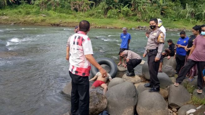 Pria Gangguan Jiwa Tewas Mengambang di Sungai Batang Kuranji Padang
