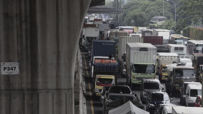 Sejumlah kendaraan terjebak kemacetan di jalan Tol Jakarta-Cikampek, Cikarang, Kabupaten Bekasi, Kamis (6/5/2021). [Suara.com/Angga Budhiyanto]