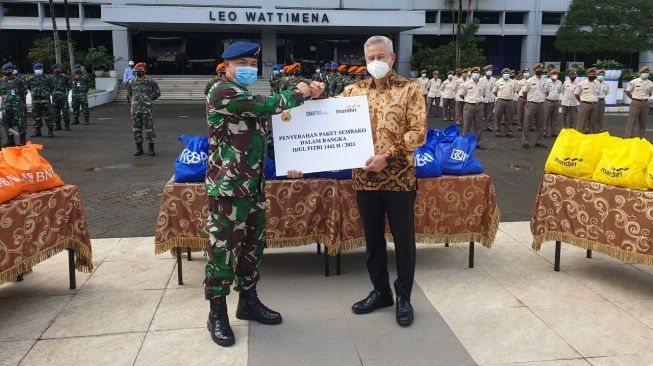 Bank Mandiri Distribusikan Ribuan Paket Sembako ke Dhuafa dan TNI/Polri