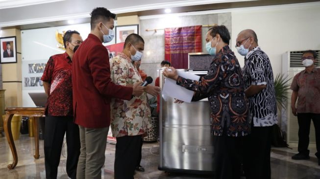 Kemensos menerima hibah satu unit mesin Braile Embosser dengan fitur voice, senilai Rp350 juta dari ITT Surabaya. (Dok : Kemensos)