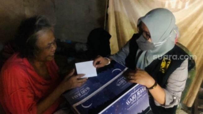 Masika ICMI Sulsel memberi bantuan kepada Lansia tunanetra di Jalan Daeng Tantu Lorong 2, Kelurahan Rappokalling, Kecamatan Tallo, Kota Makassar / [SuaraSulsel.id / Masika ICMI Sulsel]