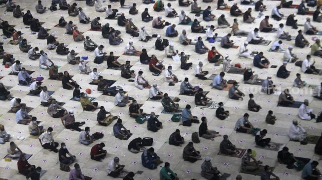 Umat Islam menunaikan ibadah sholat Jum'at di Masjid Istiqlal, Jakarta, Jum'at (7/5/2021).  [Suara.com/Dian Latifah]
