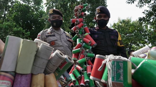 Petugas memusnahkan barang bukti petasaan di Polresta Banyumas, Jateng, Jumat (7/5/2021). ANTARA FOTO/Idhad Zakaria