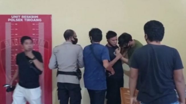 Terduga Pencuri Kartu ATM Pukul dan Tendang Wartawan Depan Kapolsek