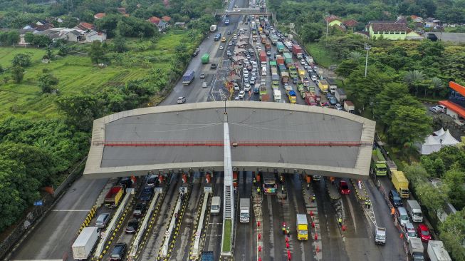 Foto aerial kendaraan terjebak macet di Pintu Tol Cikupa, Tangerang, Banten, Kamis (6/5/2021). ANTARA FOTO/Galih Pradipta