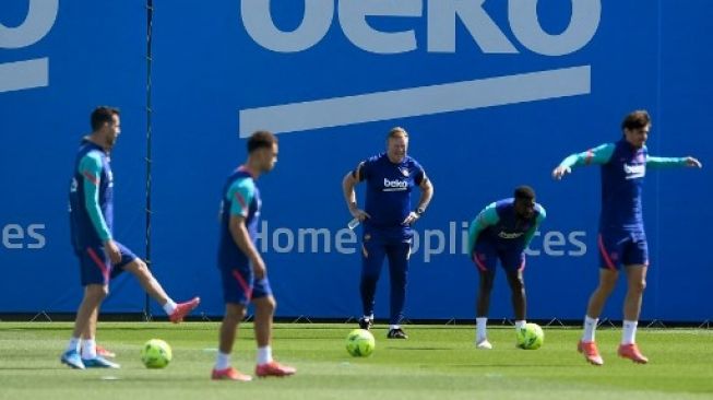 Pelatih Barcelona Ronald Koeman memimpin sesi latihan di Joan Gamper, Jumat (7/5/2021). [AFP]