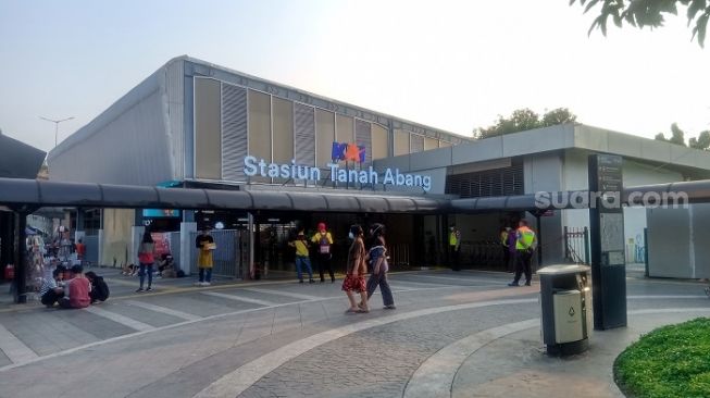 Stasiun Tanah Abang Masih Ditutup, Penumpang Pilih Naik di Stasiun Palmerah