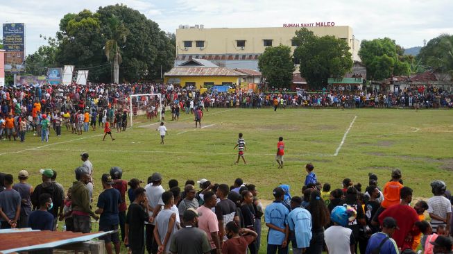 Warga berkerumun menyaksikan pertandingan sepak bola di Lapangan Hoki Sorong, Papua Barat, Jumat (7/5/2021). ANTARA FOTO/Olha Mulalinda