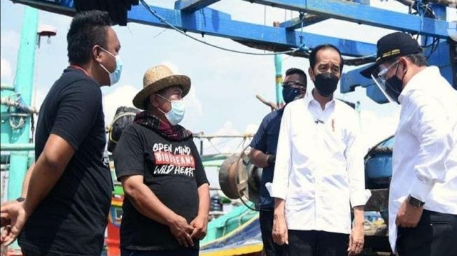Presiden Jokowi saat berdialoh dengan nelayan di Lamongan [Foto: Beritajatim]