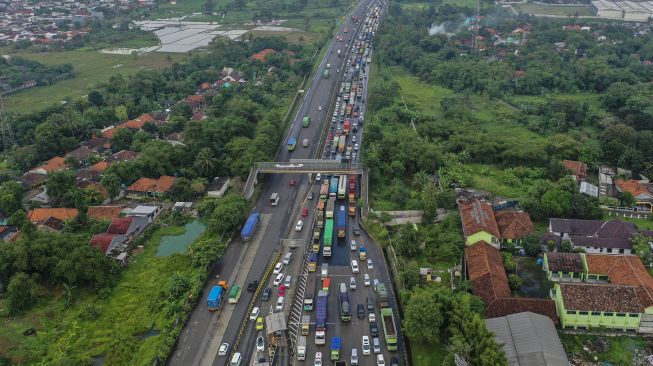 Foto aerial kendaraan terjebak macet di Pintu Tol Cikupa, Tangerang, Banten, Kamis (6/5/2021). ANTARA FOTO/Galih Pradipta