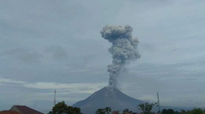 Sore Tadi, Gunung Sinabung Semburkan Abu Vulkanik Setinggi 3 Km