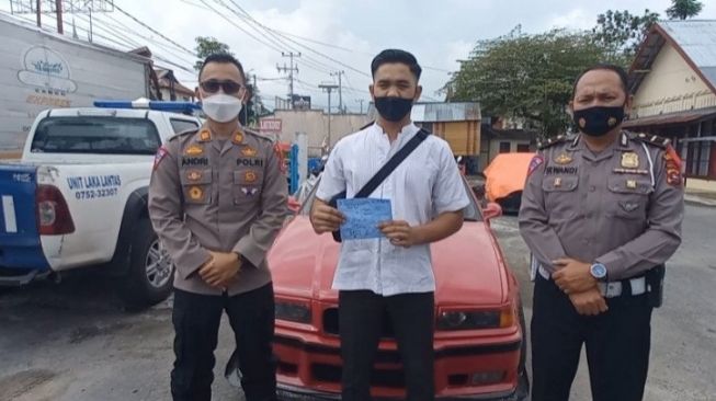  Pelaku aksi viral mobil "drifting" berbahaya saat berjanji tidak mengulangi perbuatannya [Antara Sumbar/Al Fatah] 