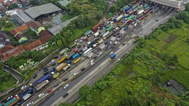 Foto aerial kendaraan terjebak macet di Pintu Tol Cikupa, Tangerang, Banten, Kamis (6/5/2021). ANTARA FOTO/Galih Pradipta