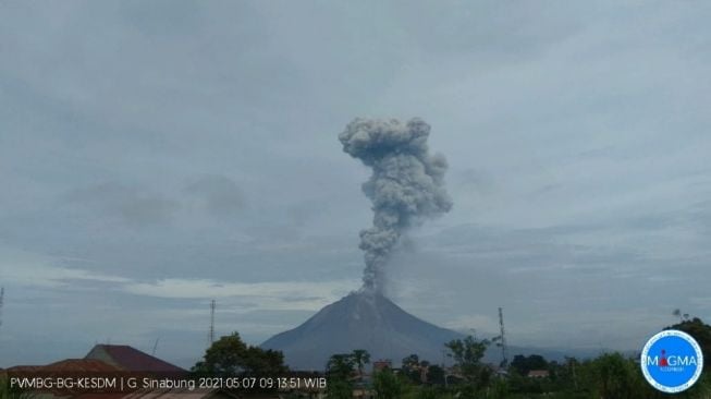 Gunung Sinabung Erupsi Semburkan Abu Vulkanik Setinggi 2,8 Km Pagi Tadi