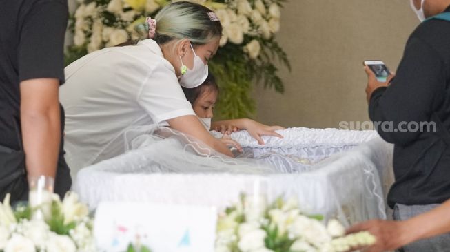 Aktris Joanna Alexandra saat ibadah penghiburan untuk suaminya, Raditya Oloan di rumah duka RSPAD Gatot Subroto, Jakarta Pusat, Jumat (7/5/2021). [Suara.com/Alfian Winanto]