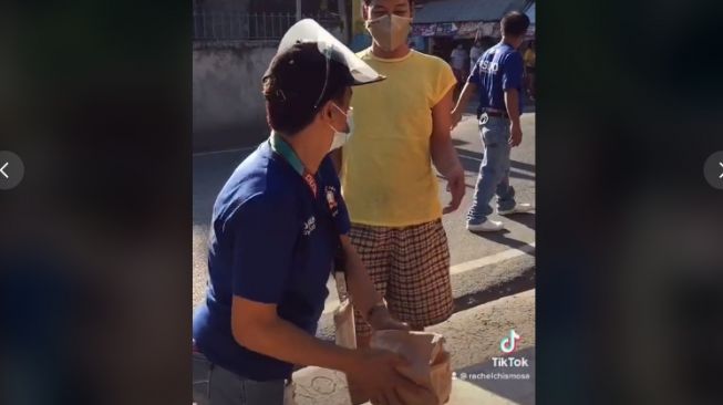 Aksi pria ganti baju berkali-kali demi dapat takjil gratis (tiktok.com/@rachelchismosa)