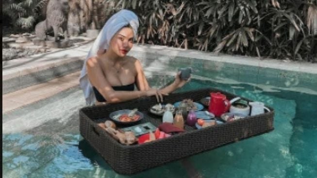 Potret menawan Millen Cyrus liburan di Bali  [Instagram/millencyrus]