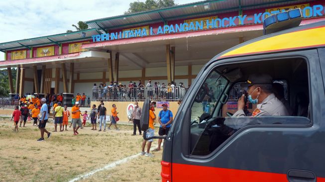 Petugas kepolisian membubarkan kerumunan warga yang menyaksikan pertandingan sepak bola di Lapangan Hoki Sorong, Papua Barat, Jumat (7/5/2021).  ANTARA FOTO/Olha Mulalinda