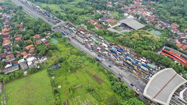 Foto aerial kendaraan terjebak macet di Pintu Tol Cikupa, Tangerang, Banten, Kamis (6/5/2021). ANTARA FOTO/Galih Pradipta