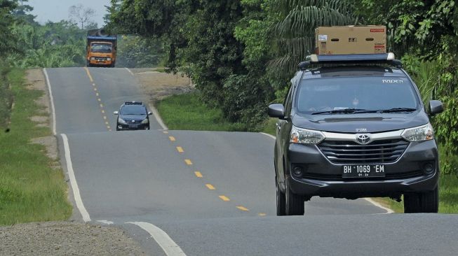 Kendaraan melintas di Jalan Lintas Timur Sumatera, Sekernan, Muarojambi, Jambi, Sabtu (8/5/2021). [ANTARA FOTO/Wahdi Septiawan]