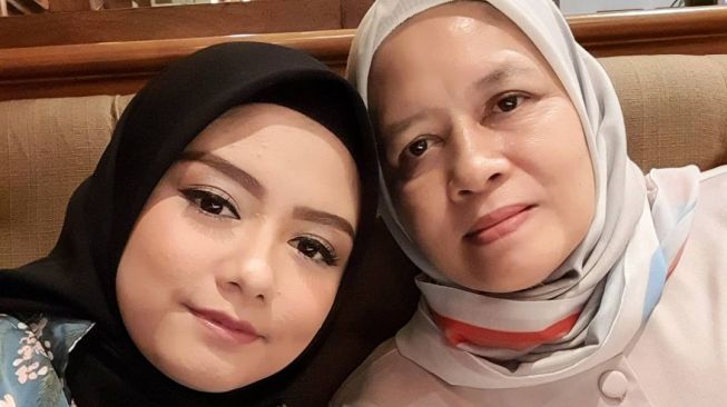 Sekeluarga Covid-19, Tika Ramlan Hampir Kehilangan Sang Ibu