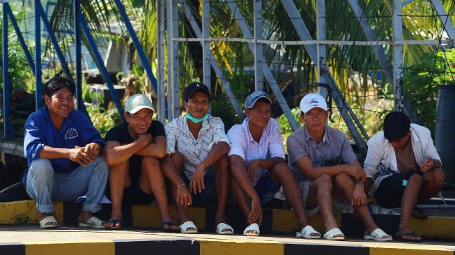 Sejumlah awak kapal berkewarganegaraan Vietnam duduk di dermaga Stasiun Pengawasan Sumber Daya Kelautan dan Perikanan (PSDKP) Pontianak di Kabupaten Kubu Raya, Kalimantan Barat, Sabtu (8/5/2021). ANTARA FOTO/Jessica Helena Wuysang
