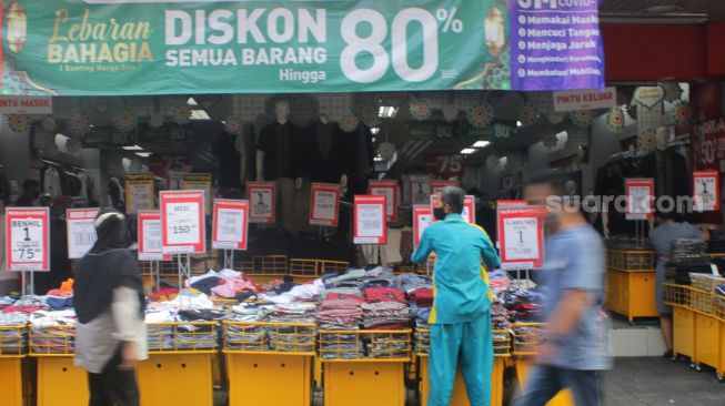 Suasana di Pasar Baru, Jakarta, Jumat (7/5/2021).  [Suara.com/Dian Latifah]
