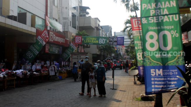 Suasana di Pasar Baru, Jakarta, Jumat (7/5/2021).  [Suara.com/Dian Latifah]
