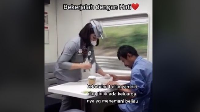 Pramugari KA Bantu Penumpang Tunanetra saat Makan, Balasannya Bikin Haru