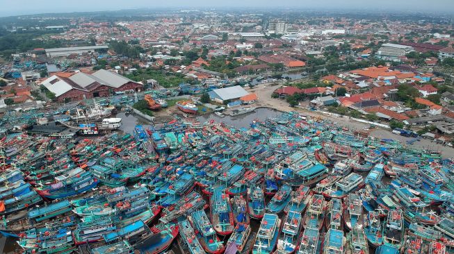 Foto udara kapal nelayan bersandar di Pelabuhan Tegal, Jawa Tengah, Sabtu (8/5/2021).  ANTARA FOTO/Oky Lukmansyah
