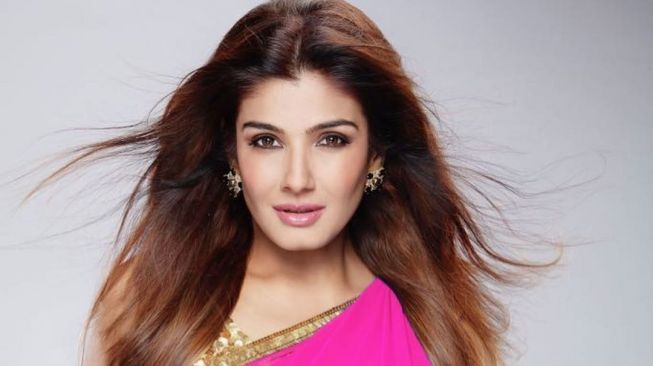 Raveena Tandon Bantu Salurkan Tabung Oksigen ke Penderita Covid-19