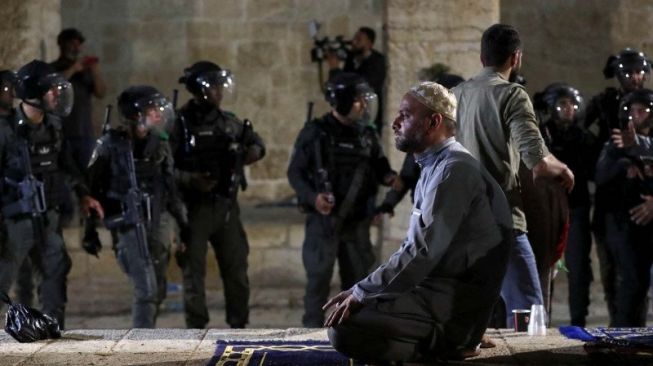 Polisi Israel menyerang warga Palestina di Masjid Al Aqsa pada Jumat (8/5/2021). [Antara]