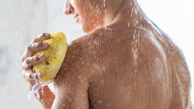 Punya Jerawat di Punggung? Stop Gunakan Spons untuk Mandi