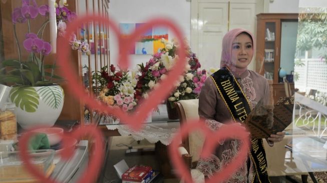 Istri Ridwan Kamil, Atalia Praratya ketika menjalani isolasi mandiri di Gedung Pakuan akibat usai terkonfirmasi positif Covid-19 beberapa waktu lalu. [Dok Humas Pemprov Jabar]