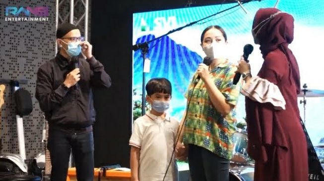 Momen Rafathar manggung pertama kali. [YouTube/Rans Entertainment]