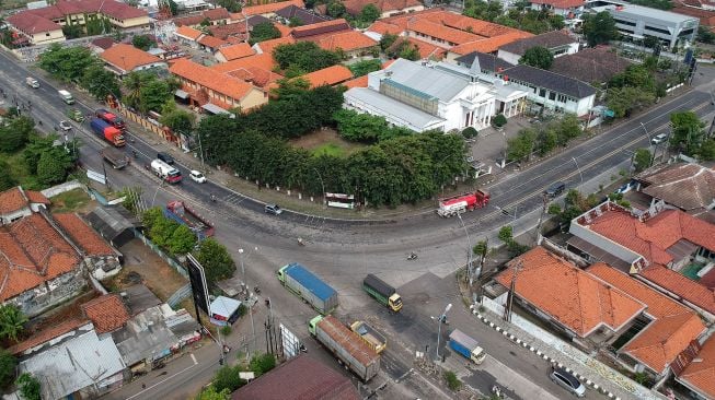 Foto udara kendaraan melintas di jalur Pantura, Tegal, Jawa Tengah, Sabtu (8/5/2021). ANTARA FOTO/Oky Lukmansyah
