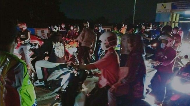 Polisi Putar Balik Kendaraan di "Jalan Tikus" Karawang, Pemudik Batal Terus