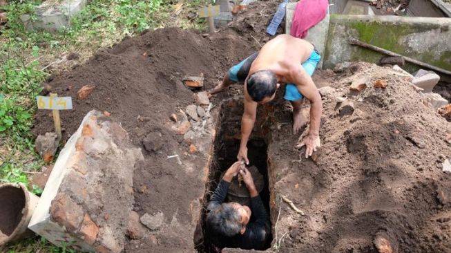 Perjuangan Memindahkan 740 Makam untuk Pembangunan Kantor Lurah Sondakan