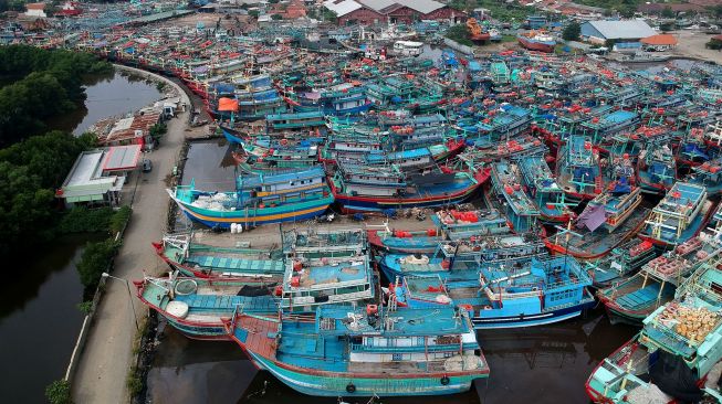 Foto udara kapal nelayan bersandar di Pelabuhan Tegal, Jawa Tengah, Sabtu (8/5/2021).  ANTARA FOTO/Oky Lukmansyah
