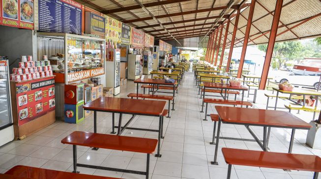 Suasana sepinya pusat penjualan makanan di Rest Area 102 A Tol Cipali, Subang, Jawa Barat, Jumat (7/5/2021). ANTARA FOTO/Hafidz Mubarak 