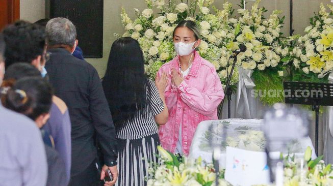 Penyanyi Ello atau Marcello Tahitoe saat ditemui usai melayat jenazah suami Joanna Alexandra, Raditya Oloan di Rumah Duka RSPAD Gatot Subroto, Jakarta Pusat, Sabtu (8/5/2021). [Suara.com/Alfian Winanto]